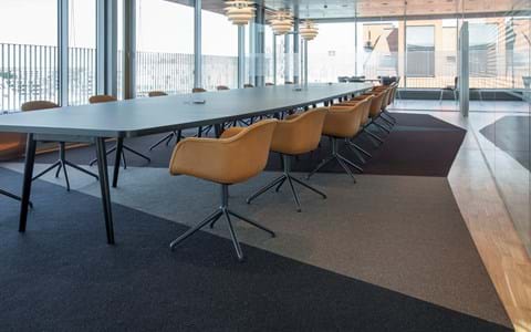 løst tæppe i filt på kontor